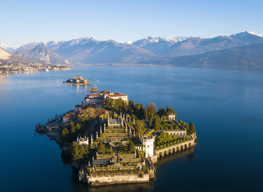 paysage vue de haut d'un lac en Italie, circuits découverte Club Med