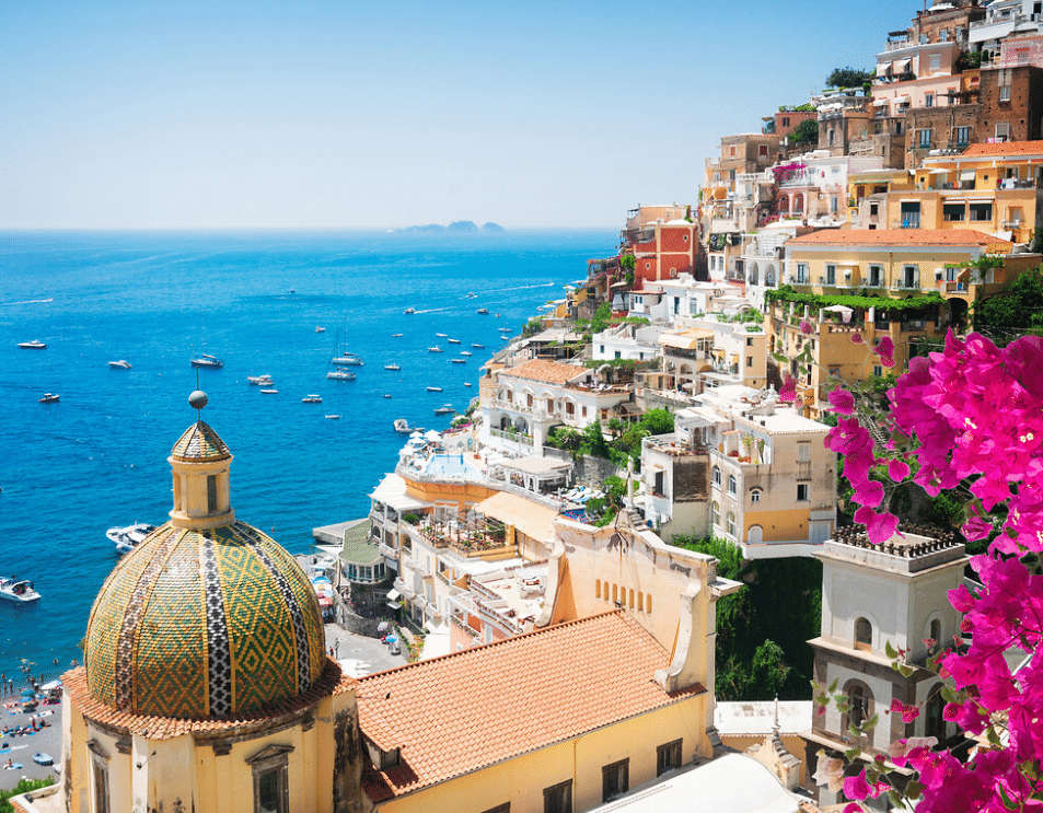 la ville de Napoli avec la vue sur la mer bleue turquoise