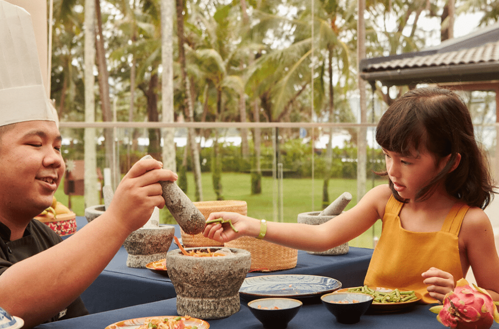 activités en famille: cours de cuisine avec une enfant à Phuket