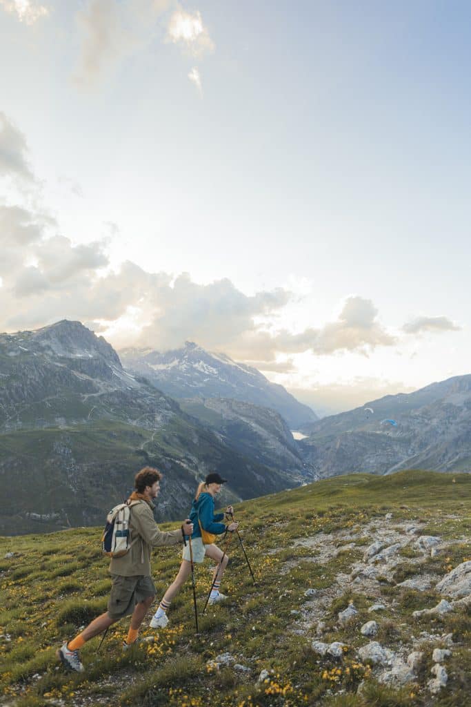 Un homme et une femme font une randonnée au sommet d'une montagne